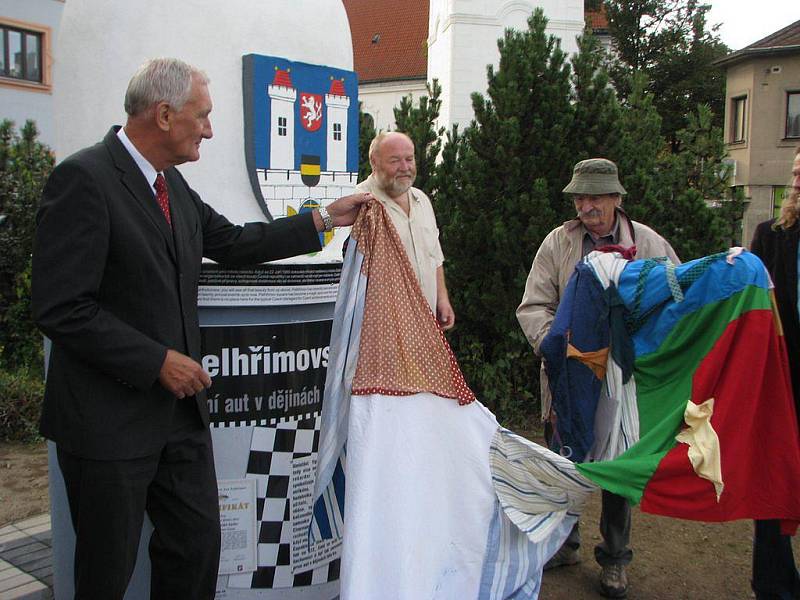 Herci pražského Divadla Járy Cimrmana pokřtili ve středu navečer obří šachovou figurku na pelhřimovském Svatovítském náměstí.