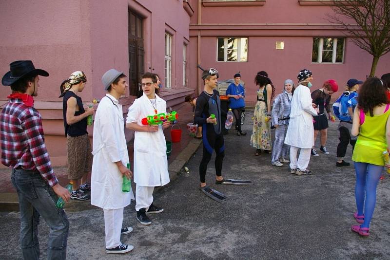 Poslední zvonění studentů pelhřimovského gymnázia.