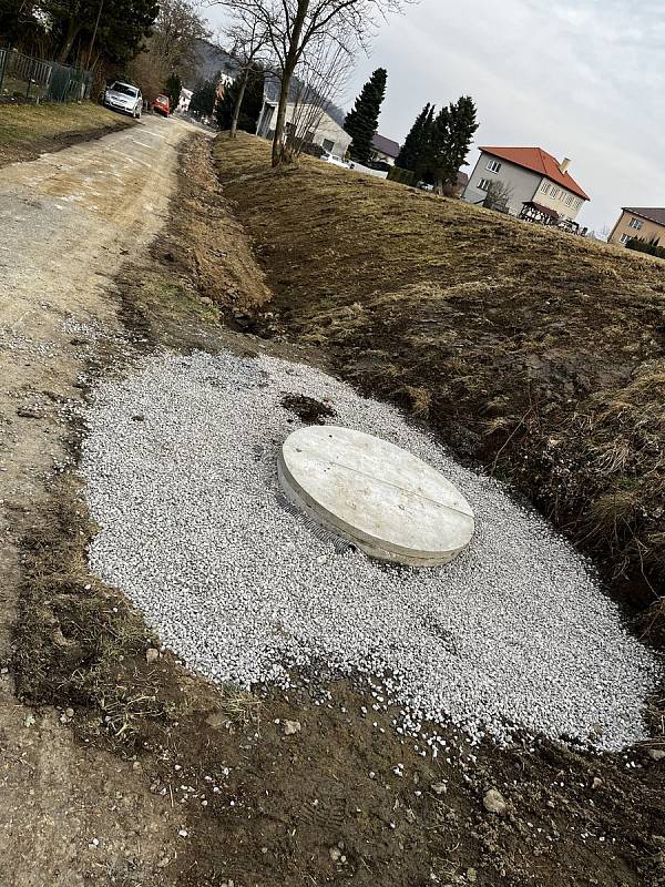 Kameničtí zachraňují studánku při opravě silnice.