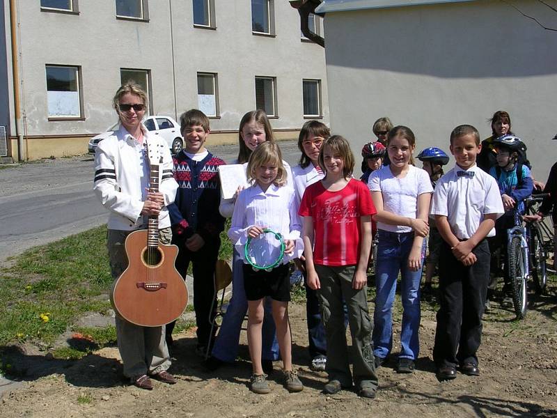 Dvacet školáků se postaralo o jarní otevření stezky Greenway.