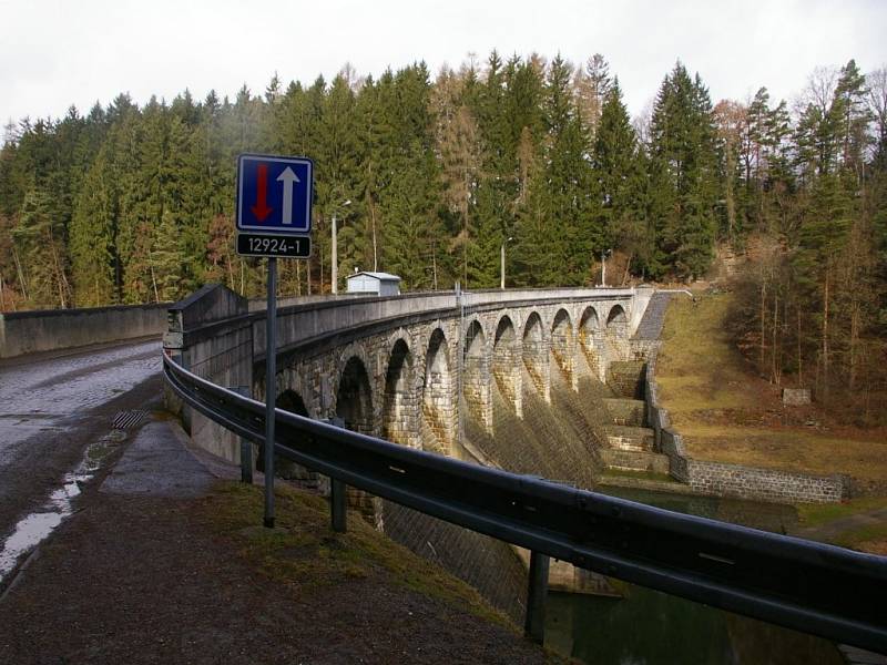 Řada řidičů jede náhodně kolem a překvapí je krása hráze.