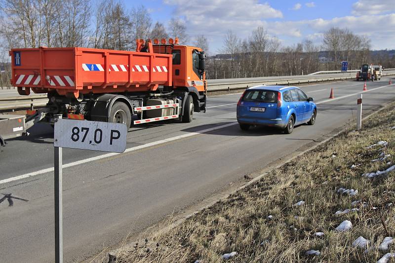 Na dálnici D1 se po zimní přestávce vrátili silničáři.