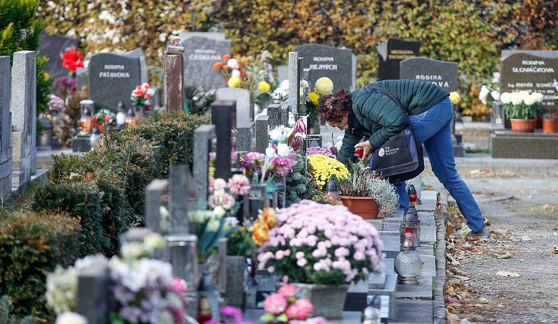 Památka zesnulých či lidově Dušičky na centrálním hřbitově v Pardubicích.