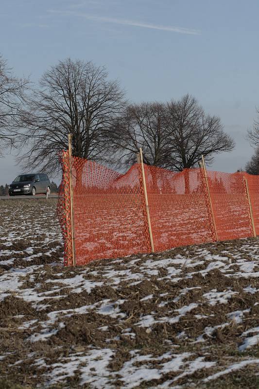 Ještě v úterý 6. února zůstávaly plastové oranžové zásněžky u Leskovice "bez práce". Také je nejspíš "zaměstná" ohlášené sněžení ze středy na čtvrtek.