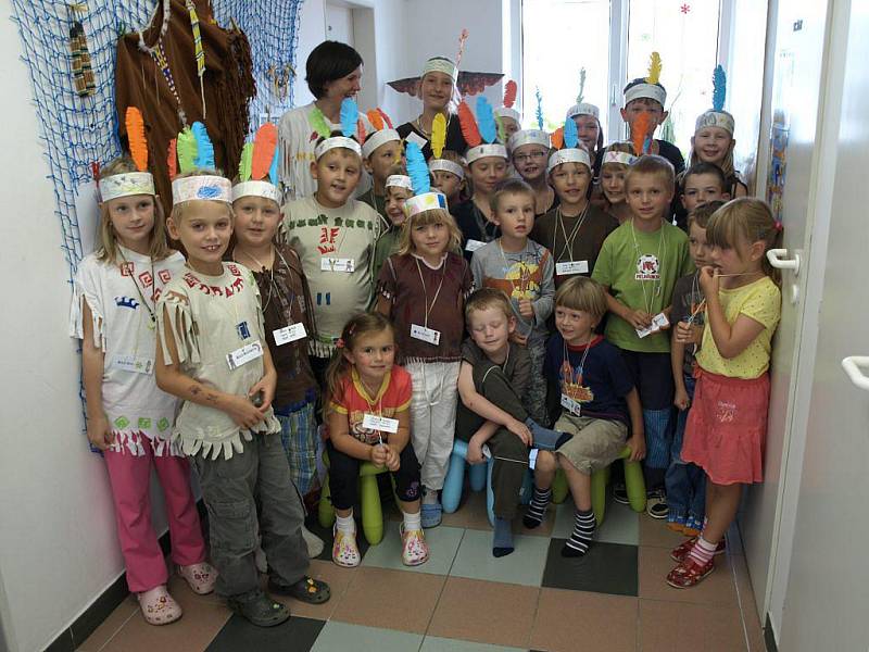 Pětadvacet malých indiánů včera vykopalo válečnou sekyru. Až do pátku hodlají válčit s anglickým jazykem. 