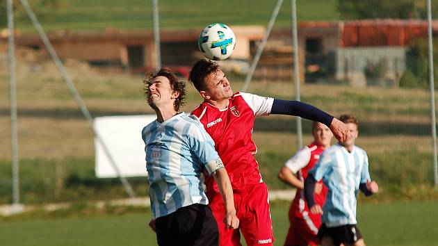 Bitvu o každý míč přineslo derby krajského přeboru mezi Speřicemi a Košeticemi. Duel vesnic nakonec vyhráli fotbalisté Dálnice.