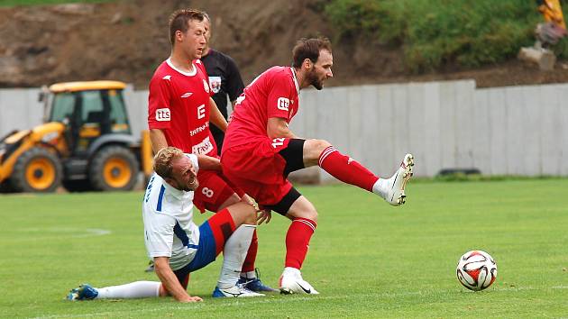 Fotbalisté Třebíče (v červeném) po úvodní remíze dvakrát vyhráli.