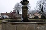 Kašna na Masarykově náměstí v Kamenici nad Lipou stále tryská vodu.