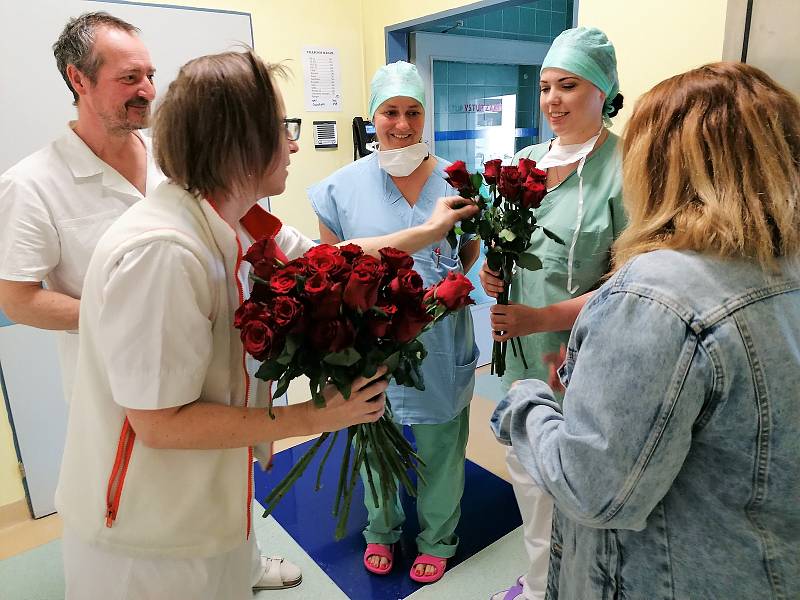 Studenky rozdávaly sestřičkám růže