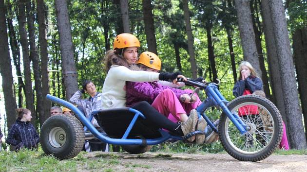 Kromě lanového centra si návštěvníci Křemešníku mohou na jednom místě užít také pětiúsekovou lanovku, jízdu na terénních trojkolkách (na snímku), balančních dvoukolkách  Seeway či lukostřelbu. 