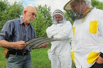Zkušený žirovnický včelař František Pokorný (vlevo) vysvětluje na včelařském kurzu začátečníkům Tomáši Jakešovi a Danielu Baštovi funkci mateří mřížky. 
