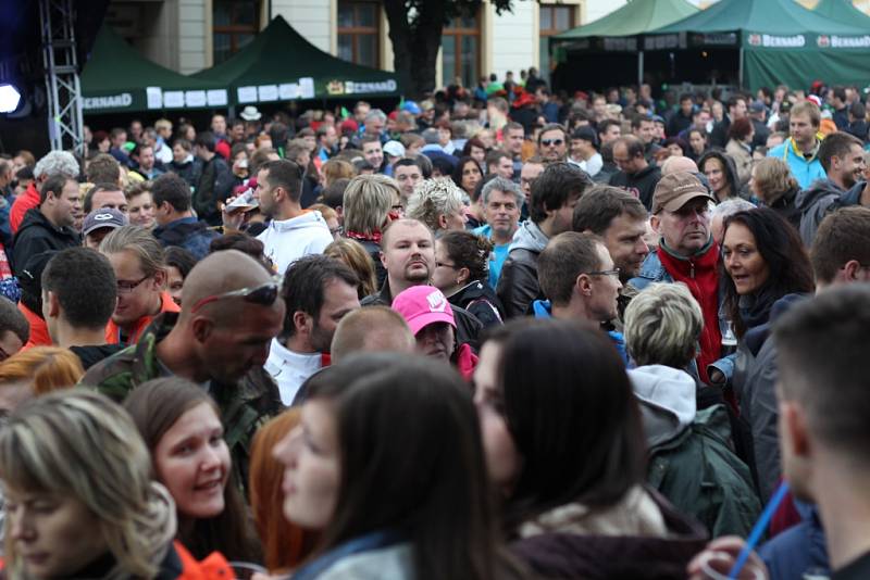 Během festivalu panovala skvělá nálada. Lidé tančili, skákali a zlatavý mok tekl proudem.