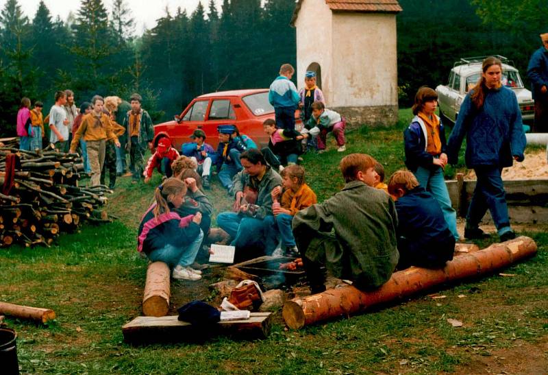 V únoru roku 1991 oficiálně vzniklo středisko Fidelis et Fortis. Na fotografii jsou družiny, které postoupily do okresního kola závodu vlčat a světlušek na Hutích nedaleko Bohdalína.