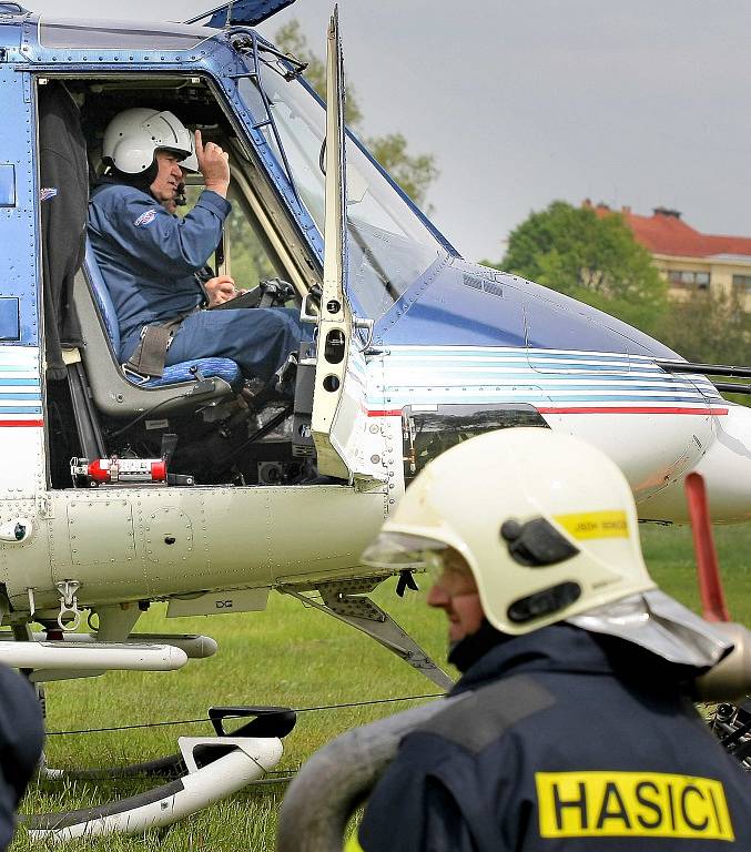 Pokud by velitel zásahu uznal, že je nutné k hašení požáru ve špatně přístupném terénu povolat pomoc, z Prahy, nebo z Brna by na Vysočinu dorazil policejní vrtulník se závěsným vakem.