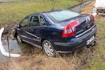 V potoce skončilo auto v Červené Řečici na Pelhřimovsku. Rozjelo se samo poté, co jej muž nešikovně nastartoval.