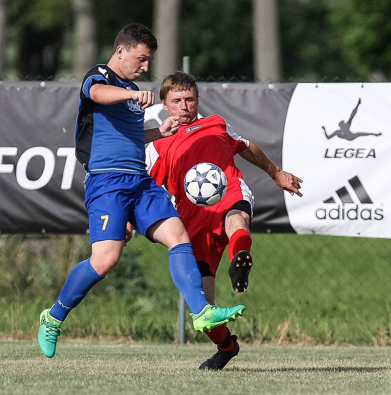 Dělba bodů více vyhovuje košetickým fotbalistům (v červeném), Přibyslav musí doufat v jejich zaváhání.