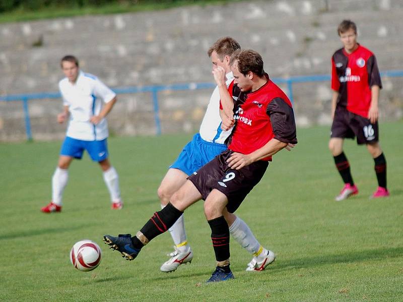 Derby mezi Humpolcem a Žirovnicí rozhodl už první poločas. V něm o poznání aktivnější domácí získali dvoubrankový náskok, který jim stačilo po přestávce jen hájit. Hosté tentokrát herně zklamali.