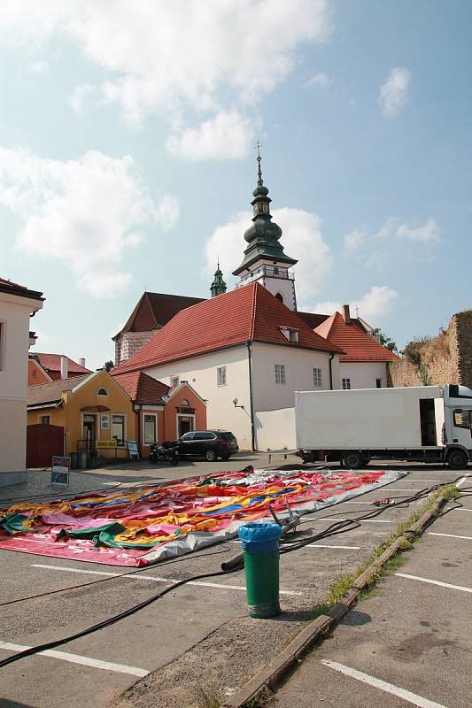 Mezi věžemi kostelů svatého Bartoloměje a svatého Víta se včera balilo.