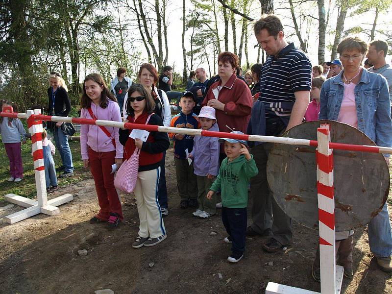 Les u Častrova se v pátek navečer změnil v pohádkovou říši. Malí i velcí plnili na jednotlivých stanovištích různé úkoly.