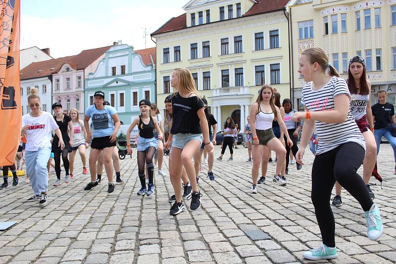 Akce Region tančí odstartovala na Masarykově náměstí v Pelhřimově.