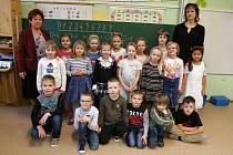 Na fotografii jsou žáci ze ZŠ Černovice, 1. třída paní učitelky Marie Jirákové.