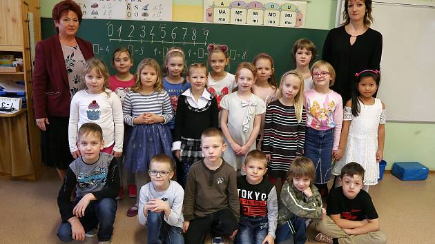 Na fotografii jsou žáci ze ZŠ Černovice, 1. třída paní učitelky Marie Jirákové.