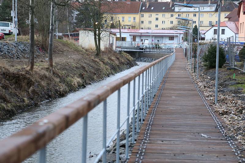 Stavba promenády kolem říčky Bělá