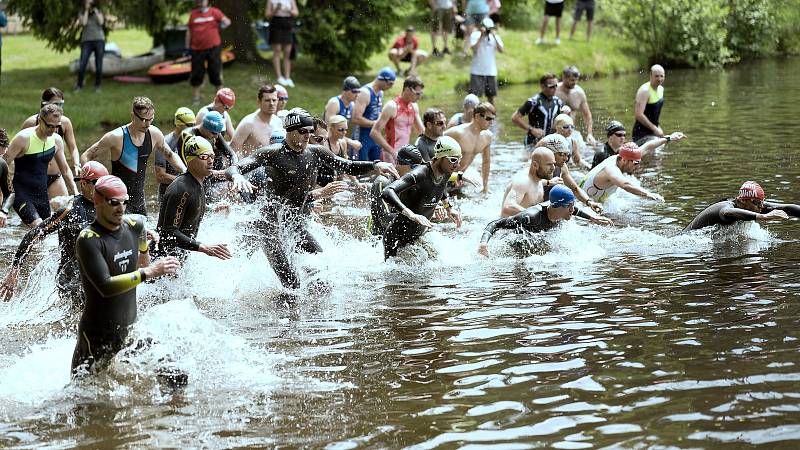 Triatlon ve Vyskytné přinesl vyrovnanější boj o prvenství v kategorii mužů. Ženám suverénně kralovala Michaela Matoušová.