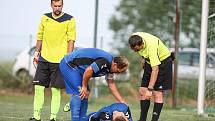 Dělba bodů více vyhovuje košetickým fotbalistům (v červeném), Přibyslav musí doufat v jejich zaváhání.