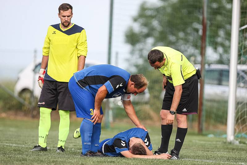 Dělba bodů více vyhovuje košetickým fotbalistům (v červeném), Přibyslav musí doufat v jejich zaváhání.