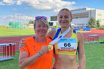 Ze zlaté medaile na krku Doroty Skřivanové měla radost i trenérka Martina Blažková.