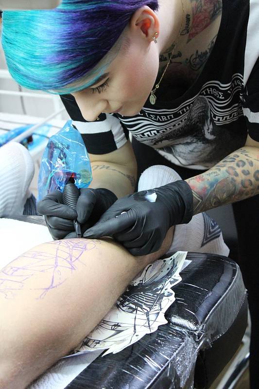 Zájemci mohli sledovat při práci Anetu Bröcklovou z RedHead Tattoo a seznámit se s celým procesem tetování.