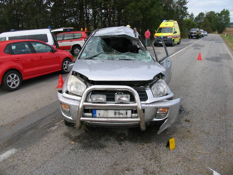 I tento vůz jel původně od Jihlavy a dostal smyk v zatáčce na kopci směrem na Sedliště. 