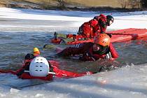 Ve vodní nádrži Trnávka se v úterý 5. února uskutečnil výcvik záchrany osob ze zamrzlé vodní hladiny, kterého se zúčastnili profesionální hasiči z celé Vysočiny.