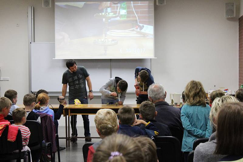 Zájemci si na pelhřimovském gymnázium vyzkoušeli spoustu zajímavých pokusů. Foto: Deník/Monika Pelíšková