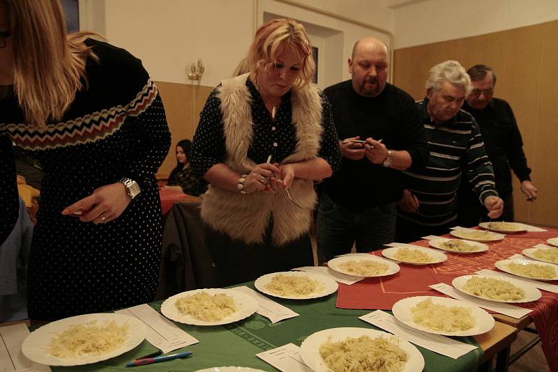 Hodnotitelkám a hodnotitelům na Božejovském zelokoštu nejvíce chutnalo zelí Josefa Tomce. Absolutním vítězem se stal ale Jiří Masopust. Oba domácí soutěžící se účastní soutěže opakovaně a úspěchy zaznamenali už v předešlých letech.