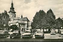Dobové fotografie, které dokazují, že stromy na Masarykově náměstí v Pelhřimově ve 20. a 30. letech minulého století rostly.