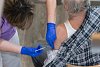 První očkovací centrum na Vysočině: důchodci před včeličkou poklábosili