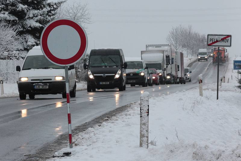 Silnici z Jihlavy do Pelhřimova se po středeční ranní nehodě u Olešné, která musela být už od Pelhřimova v celém úseku uzavřena, podařilo zprůjezdnit před desátou hodinou dopolední. Desítky kamionů vypovídaly o délce kolony, která se za místem dopravní ne