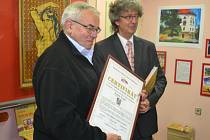 Jaromír Vytopil převzal od Miroslava Marka certifikát a pokřtil novou Českou knihu rekordů.