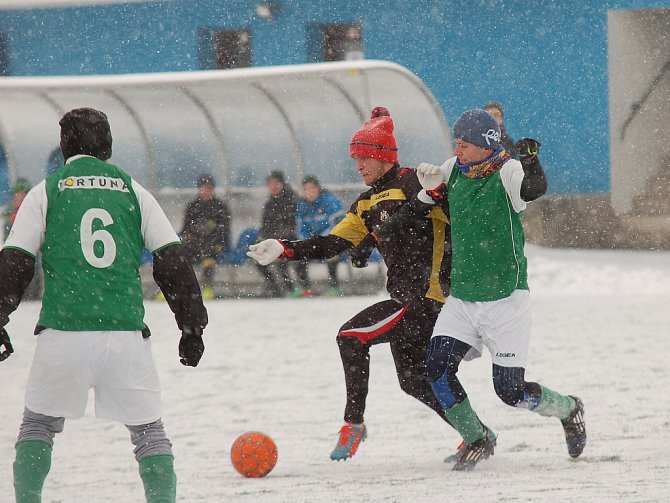  Fotbalisté rezervního týmu Speřic měli v duelu se Žirovem výraznou územní převahu. Projevilo se to i v konečném výsledku, za hustého sněžení zvítězili 5:1.  