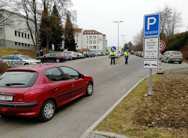 Policisté před očkovacím centrem v Pelhřimově zažívají denně perné chvilky.