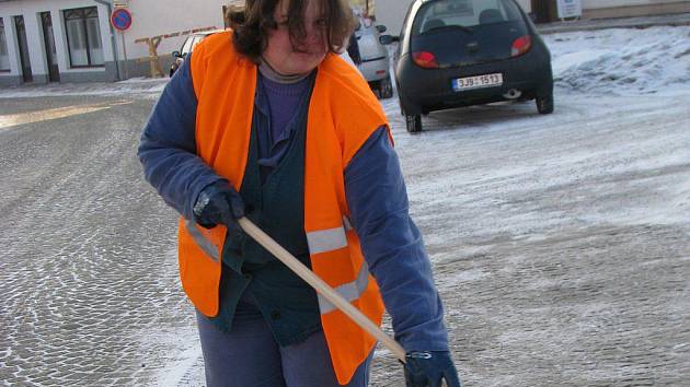 Četa zametačů pelhřimovských ulic čelí rozporuplné situaci. Za skromný výdělek a padesátikorunovou stravenku denně vykonávají víceméně z vlastní vůle vysoce záslužnou práci, do které se jinak davy lidí nehrnou. S koštětem se otáčí i jedna žena.  