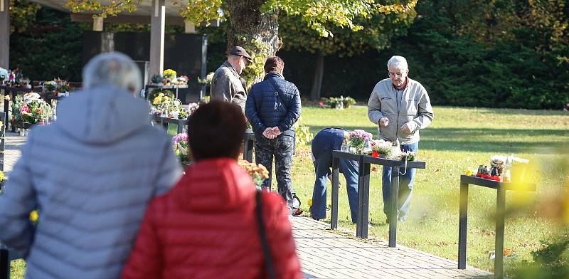 Památka zesnulých či lidově Dušičky na centrálním hřbitově v Pardubicích.