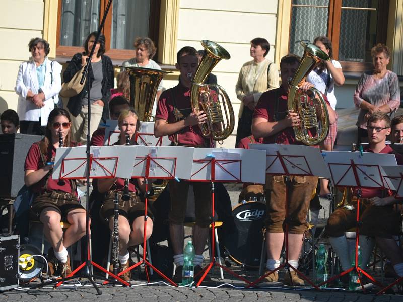 Drezury, všestrannost, spřežení, parkur, pouťové atrakce, sladké i slané dobroty, almanach, výstava, vystoupení dvou orchestrů, tradiční průvod městem se zdravicí na Horním náměstí – to vše a ještě více nabídla padesátá Zlatá podkova v Humpolci.