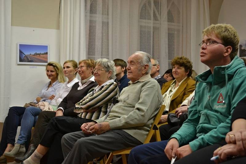 Lukáš Hejlík a Lenka Janíková předvedli skvělé herecké výkony.  A to navíc po celou dobu stíhali sledovat text knihy, který měli v rukách. 