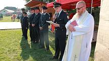 Na slavnosti v Píšti k hasičům promluvil a nově pořízené technice požehnal farář Maxmilián Roman Rylko.