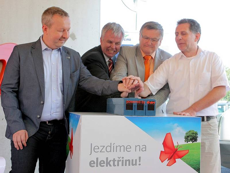 Než je elektromobil úplně nabitý, uplyne zhruba třicet minut. U včera otevřené nabíjecí stanice u Vystrkova (na snímku) jsou vítány všechny typy elektromobilů. 