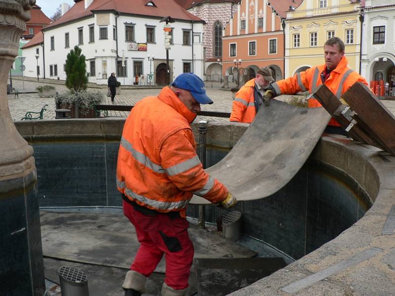 Kašna na pelhřimovském Masarykově náměstí je připravena na zimu. 