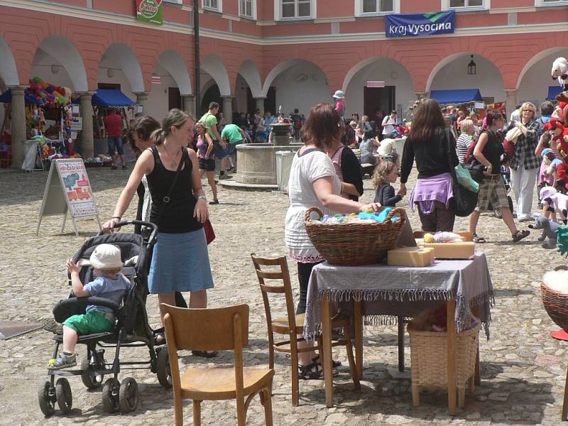 Hračky, kam oko dohlédlo. To byla Kamenice nad Lipou během uplynulých pěti dní.